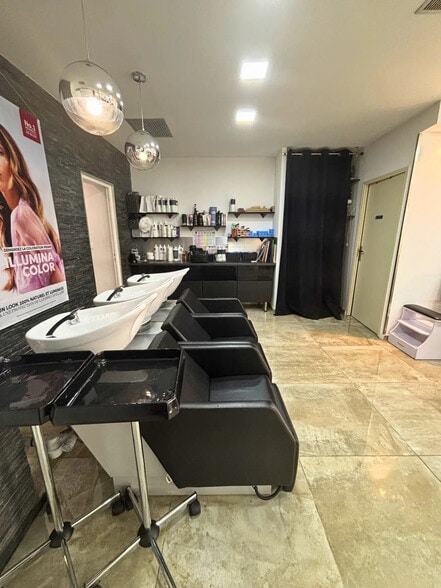 Local commercial dans Marseille à louer - Photo de l’immeuble – Image 3 sur 6