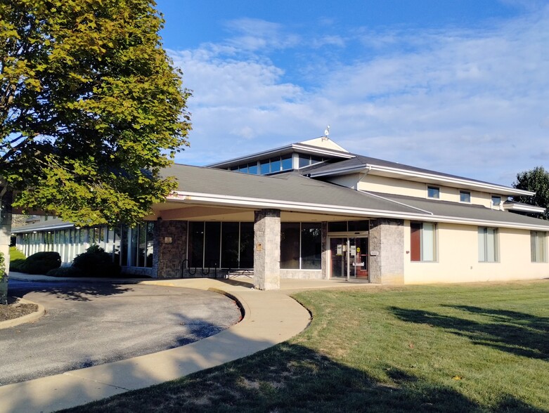 38882 Mentor Ave, Willoughby, OH à vendre - Photo principale – Image 1 sur 28