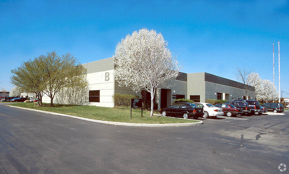 2323-2329 Westbrooke Dr, Columbus, OH à louer - Photo de l’immeuble – Image 2 sur 9