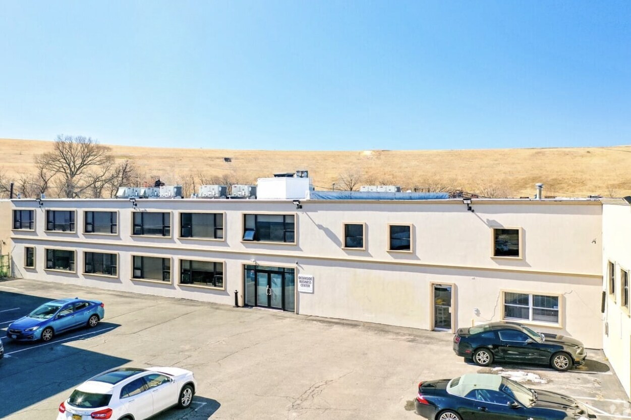 3678 W Oceanside Rd, Oceanside, NY à louer Photo principale– Image 1 sur 7