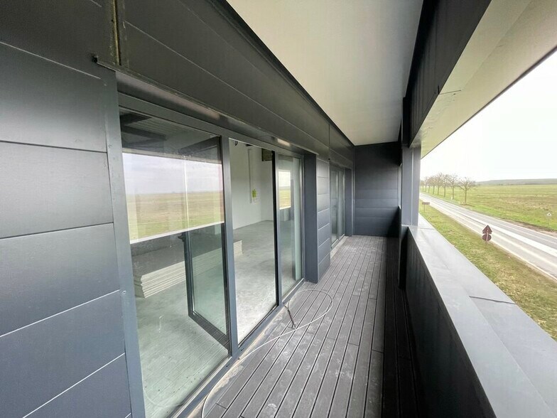 Local d'activités dans Le Mesnil-Amelot à vendre - Photo de l’immeuble – Image 2 sur 16