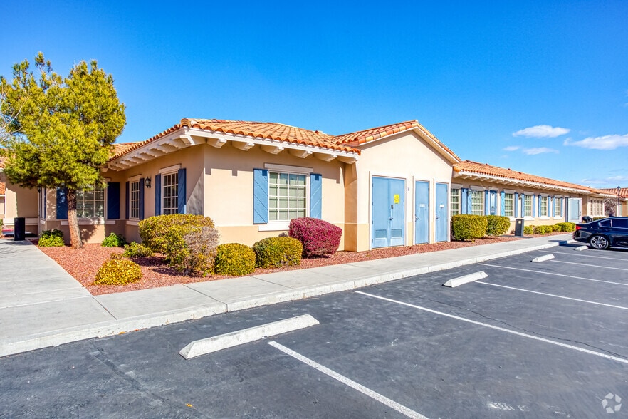 3027 E Warm Springs Rd, Las Vegas, NV à louer - Photo de l’immeuble – Image 3 sur 23