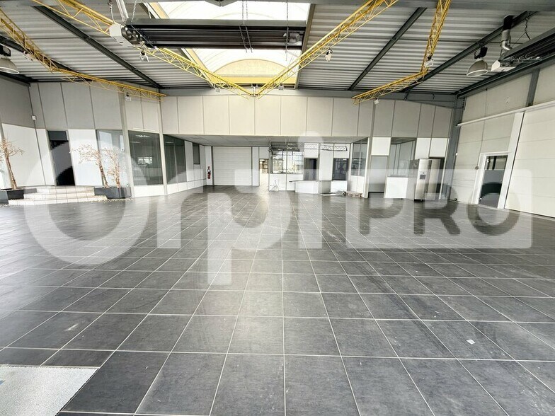 Local d'activités dans Saint-Romain-de-Colbosc à vendre - Photo de l’immeuble – Image 3 sur 16