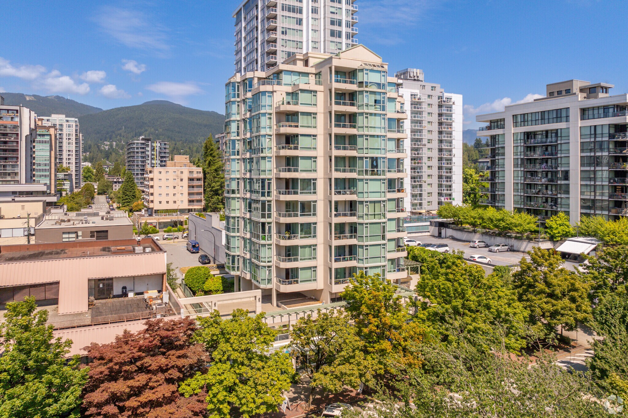 140 E 14th St, North Vancouver, BC à vendre Photo principale– Image 1 sur 6