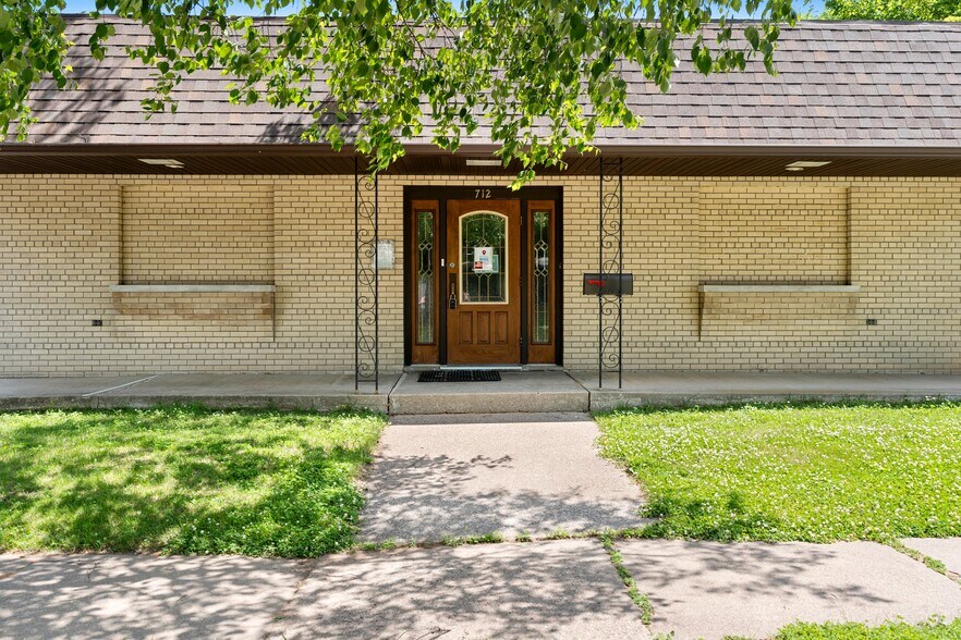 712 S Pearl St, New London, WI à vendre - Photo de l’immeuble – Image 2 sur 17