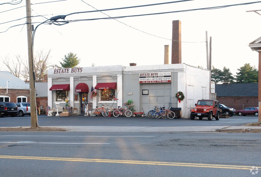 1049 New Britain Ave, West Hartford, CT à louer - Photo de l’immeuble – Image 1 sur 8