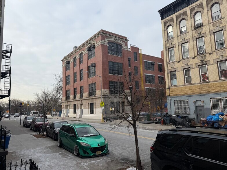 1219 Halsey St, Brooklyn, NY à vendre - Photo de l’immeuble – Image 2 sur 12