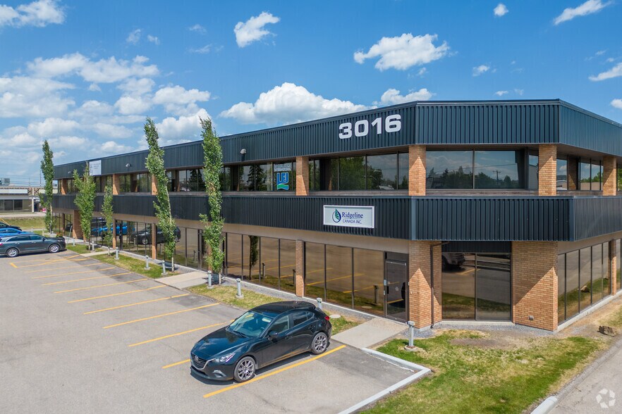 3016 19th St NE, Calgary, AB à vendre - Photo de l’immeuble – Image 1 sur 1