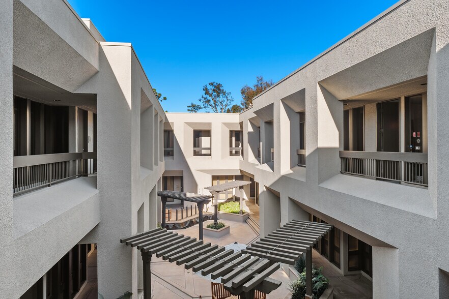 1101 Dove St, Newport Beach, CA à vendre - Photo de l’immeuble – Image 2 sur 10
