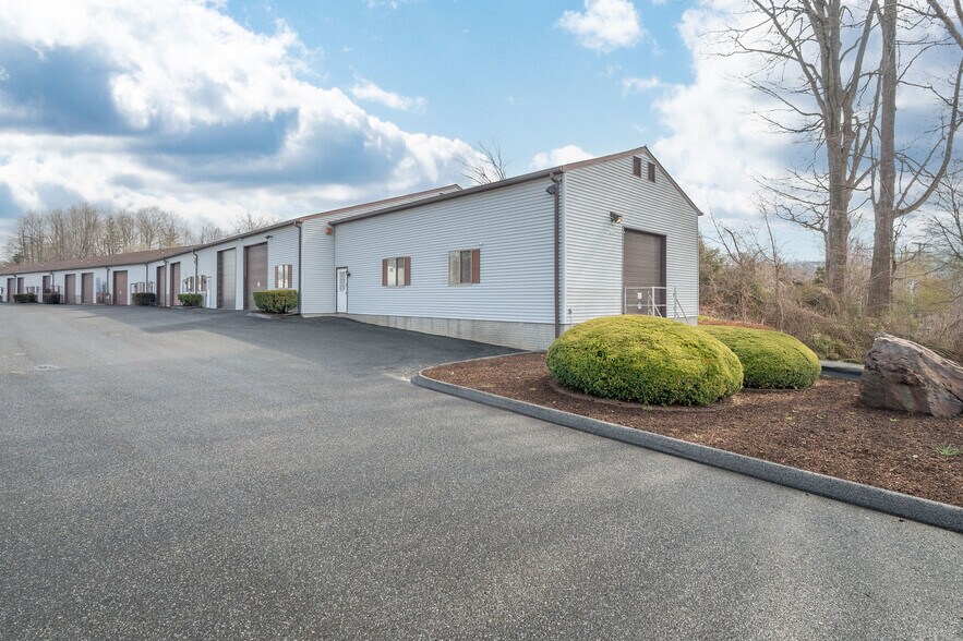 76-88 South End Plz, New Milford, CT à vendre - Photo de l’immeuble – Image 1 sur 21