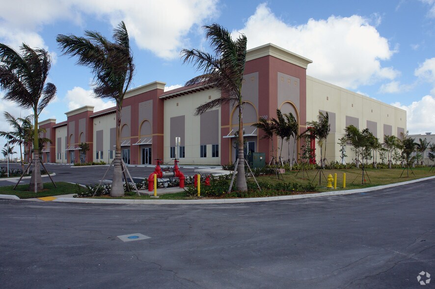 2020 NW 129th Ave, Miami, FL à louer - Photo principale – Image 1 sur 81