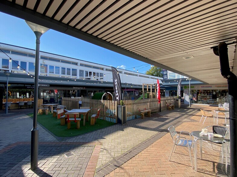 Village Sq, Stockport à louer - Photo de l’immeuble – Image 3 sur 12