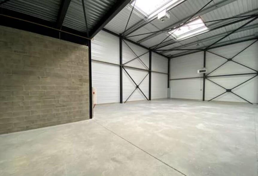 Local d'activités dans Marines à vendre - Photo de l’immeuble – Image 3 sur 5