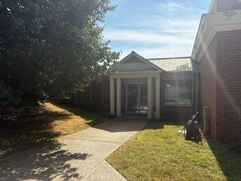 22290 Timberlake Rd, Lynchburg, VA à louer - Photo de l’immeuble – Image 1 sur 19