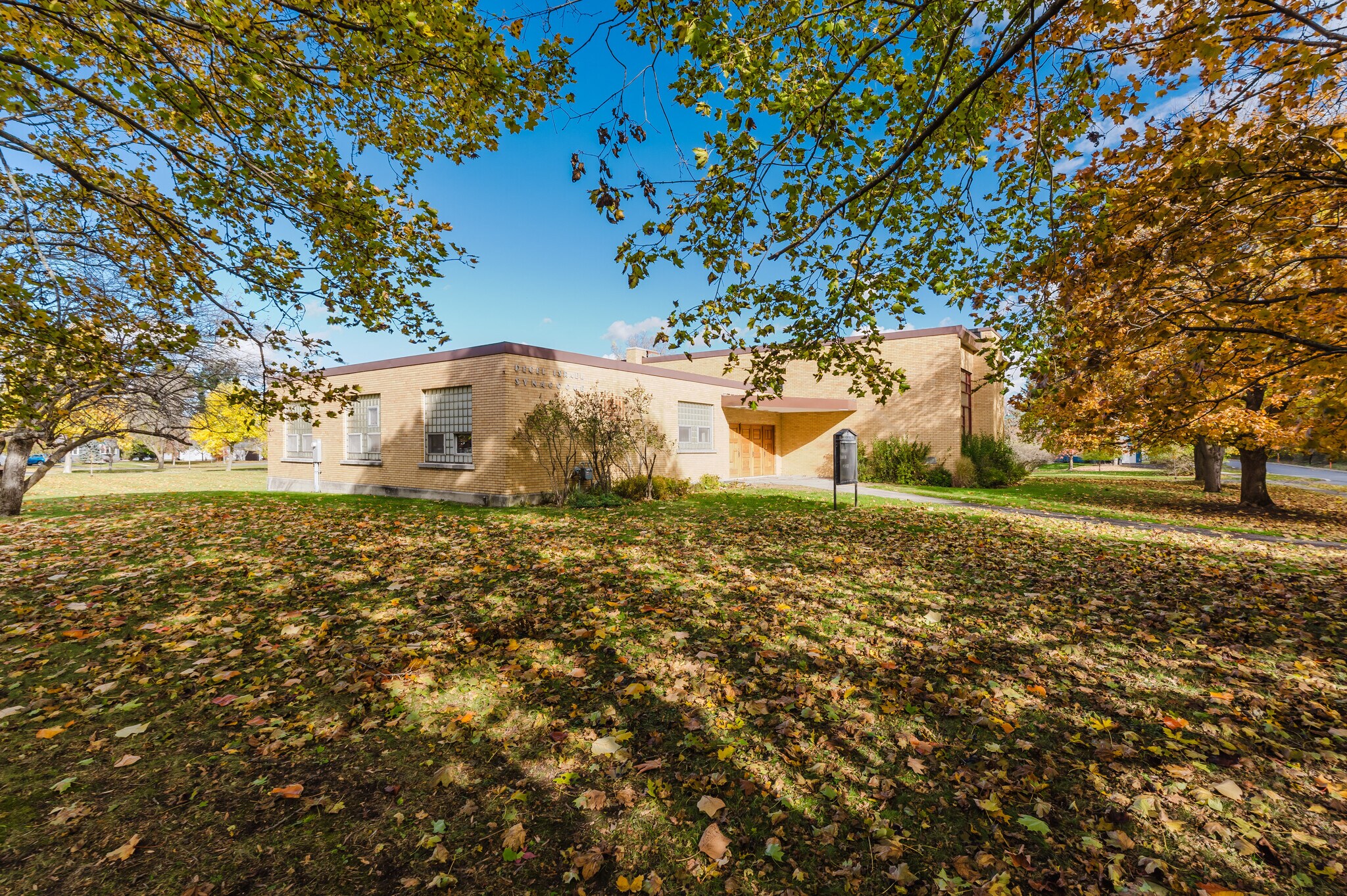 557 Thompson Blvd, Watertown, NY à vendre Photo principale– Image 1 sur 24