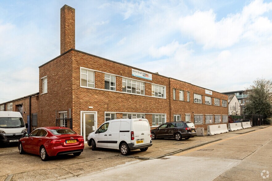 134-136 Clock Tower Rd, Isleworth à louer - Photo de l’immeuble – Image 1 sur 5
