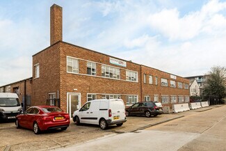 Plus de détails pour 134-136 Clock Tower Rd, Isleworth - Industriel/Logistique à louer
