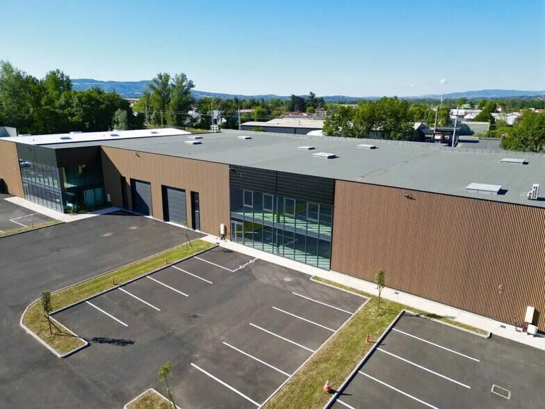 Local d’activités dans Ambérieux à louer - Photo de l’immeuble – Image 2 sur 9