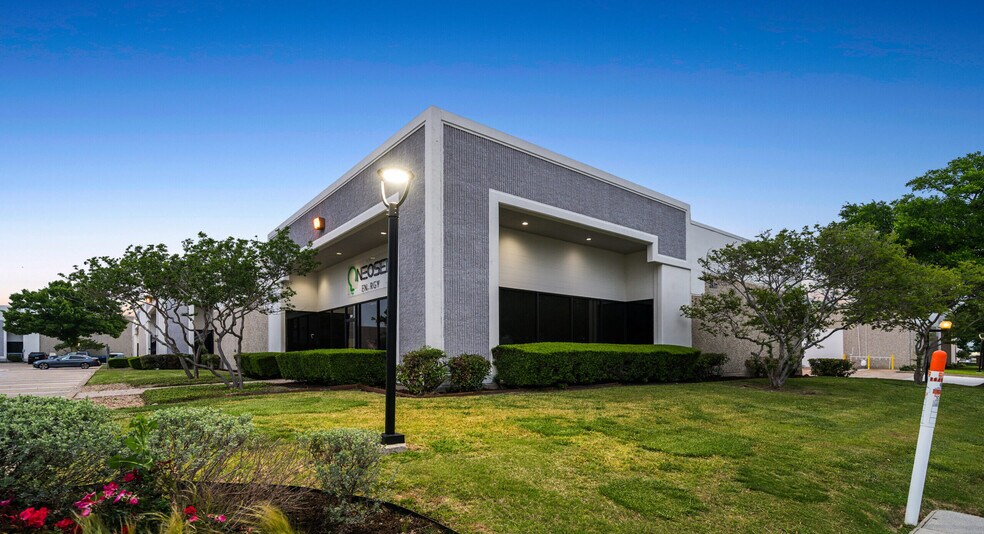 2553 Summit Ave, Plano, TX à louer - Photo de l’immeuble – Image 2 sur 8