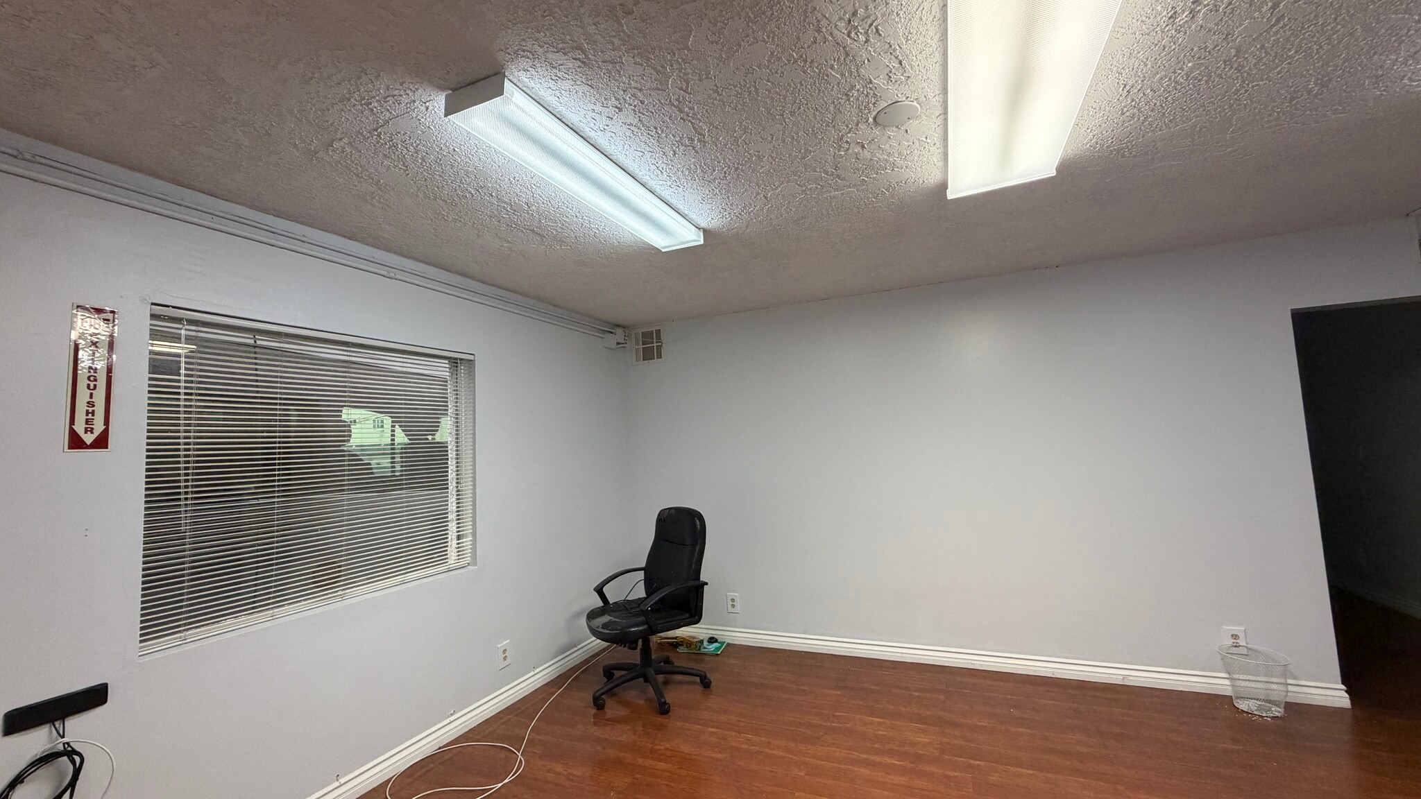 10523 Burbank Blvd, North Hollywood, CA à louer Photo intérieure– Image 1 sur 2