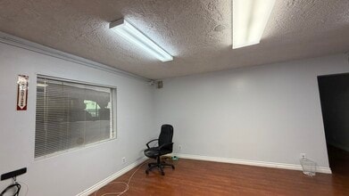 10523 Burbank Blvd, North Hollywood, CA à louer Photo intérieure– Image 1 sur 2