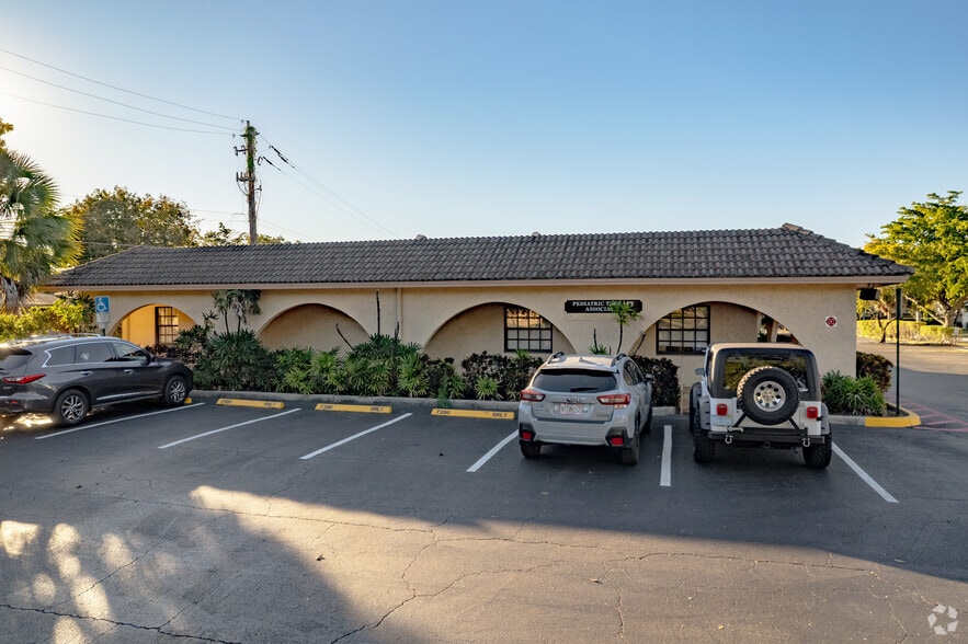 7390 NW 5th St, Plantation, FL à louer - Photo de l’immeuble – Image 3 sur 36