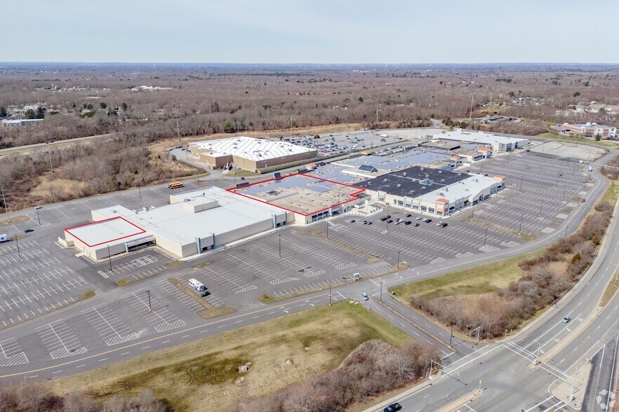 262 Swansea Mall Dr, Swansea, MA à louer - Photo de l’immeuble – Image 1 sur 7