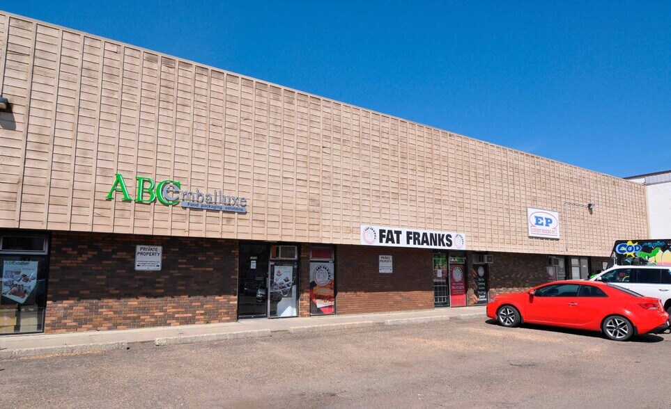 10554-10562 114 St NW, Edmonton, AB à louer - Photo de l’immeuble – Image 2 sur 4