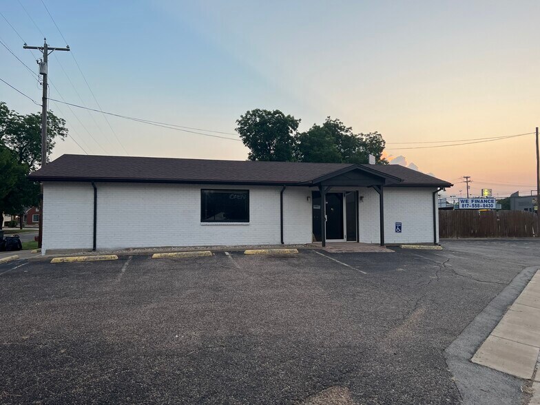 418 W Chambers St, Cleburne, TX à vendre - Photo de l’immeuble – Image 1 sur 23