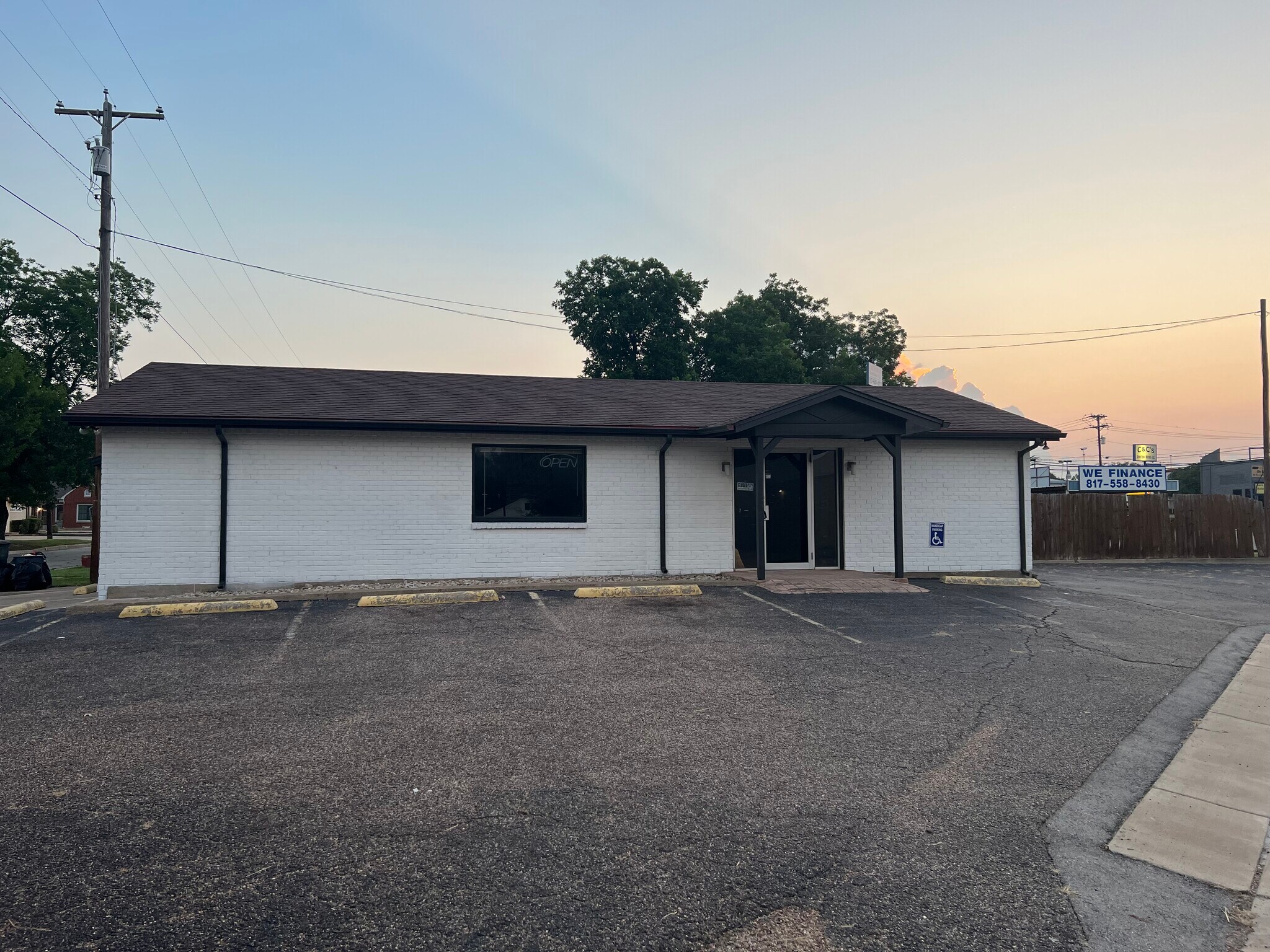 418 W Chambers St, Cleburne, TX à vendre Photo de l’immeuble– Image 1 sur 24