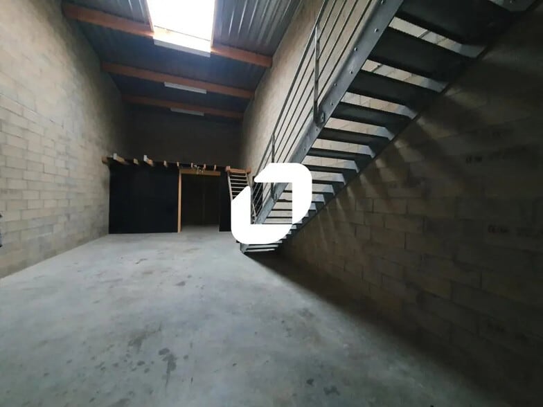 Local d’activités dans Ozoir-la-Ferrière à louer - Photo intérieure – Image 2 sur 7