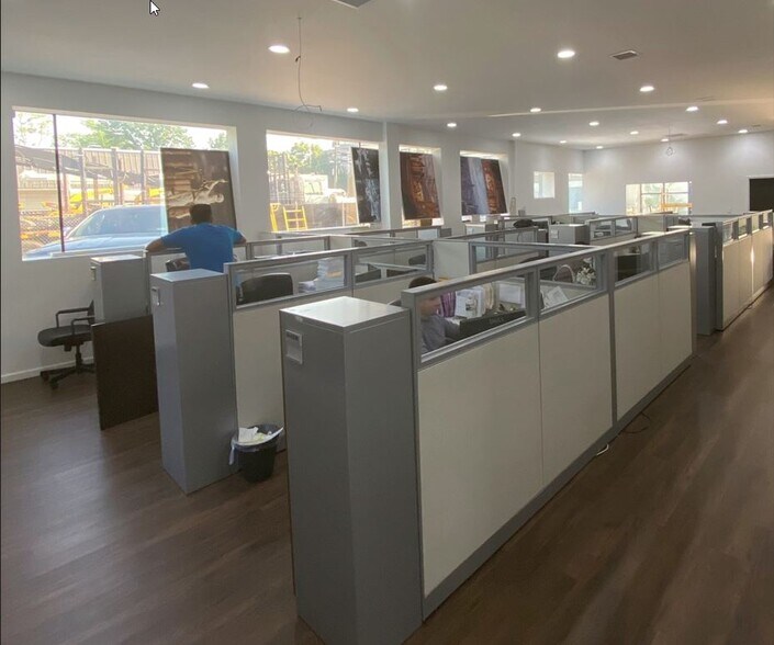 26-32 Bond St, Westbury, NY à louer - Photo de l’immeuble – Image 3 sur 36