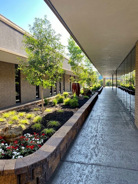 2912 W Davis St, Conroe, TX à louer - Photo de l’immeuble – Image 1 sur 6