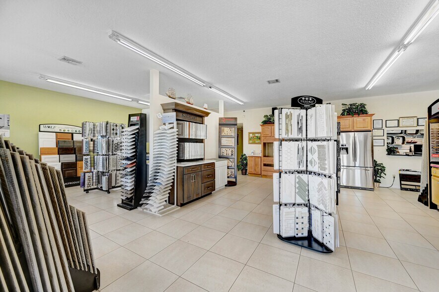1950 Palm Bay Rd NE, Palm Bay, FL à vendre - Photo de l’immeuble – Image 3 sur 9