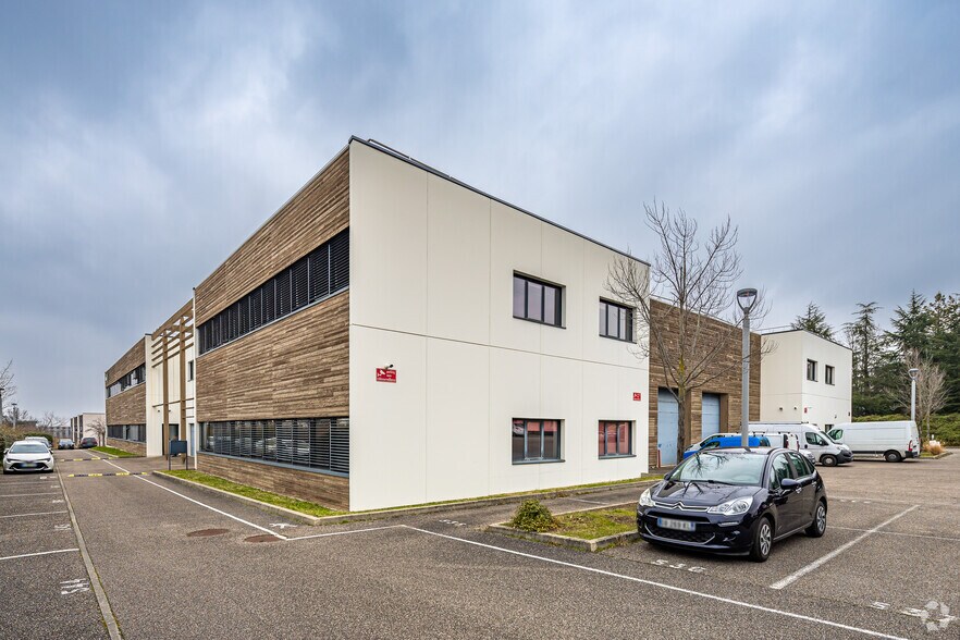 97 Allée Alexandre Borodine, Saint-Priest à louer - Photo de l’immeuble – Image 3 sur 12
