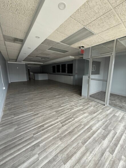 21421-21435 Greater Mack Ave, Saint Clair Shores, MI à louer - Photo intérieure – Image 3 sur 9