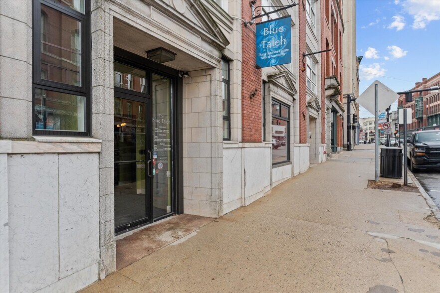 15 Kearney Sq, Lowell, MA à vendre - Photo de l’immeuble – Image 3 sur 47