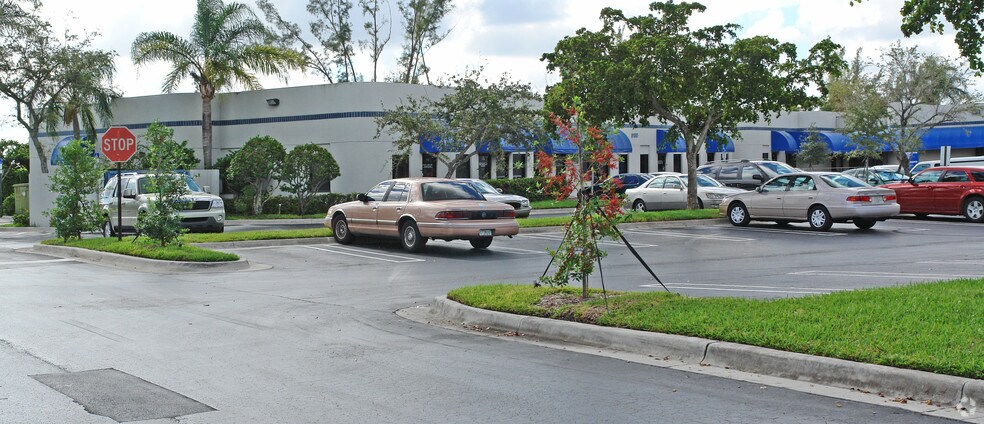 8100-8110 Royal Palm Blvd, Coral Springs, FL à louer - Photo de l’immeuble – Image 3 sur 19