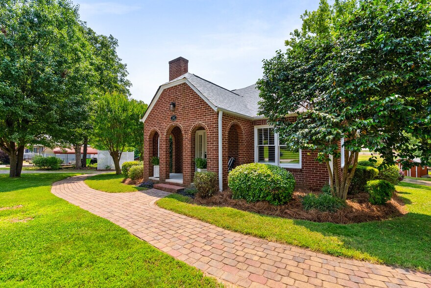 1302 E Rutherford St, Landrum, SC à vendre - Photo de l’immeuble – Image 3 sur 47