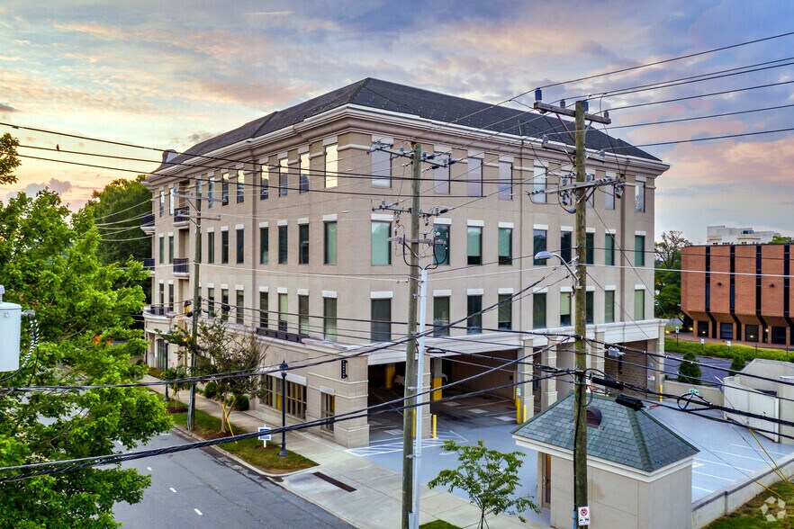 700 E Morehead St, Charlotte, NC à louer - Photo de l’immeuble – Image 2 sur 4