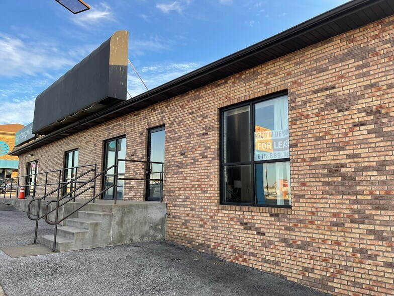 2705 W Deyoung St, Marion, IL à louer - Photo de l’immeuble – Image 1 sur 13
