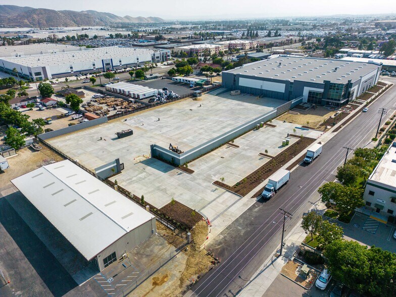 15551 Boyle Ave, Fontana, CA à louer - Photo de l’immeuble – Image 3 sur 11