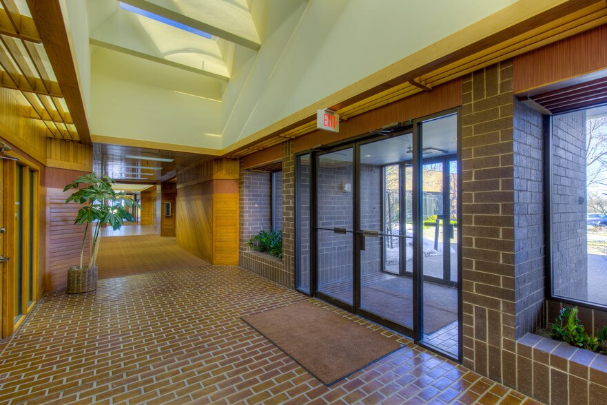 5500 Lincoln Dr, Edina, MN à louer - Photo intérieure – Image 2 sur 19