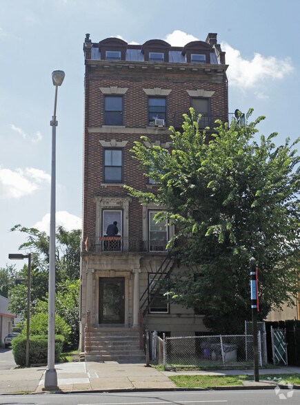 168 Clinton Ave, Newark, NJ à vendre - Photo de l’immeuble – Image 3 sur 3