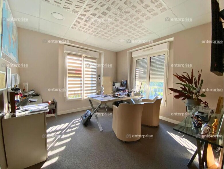 Bureau dans Vineuil-Saint-Firmin à vendre - Photo de l’immeuble – Image 2 sur 4