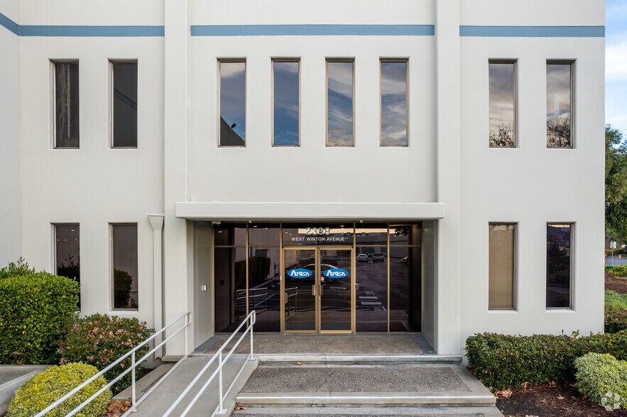 2391-2399 W Winton Ave, Hayward, CA à louer - Photo de l’immeuble – Image 3 sur 6