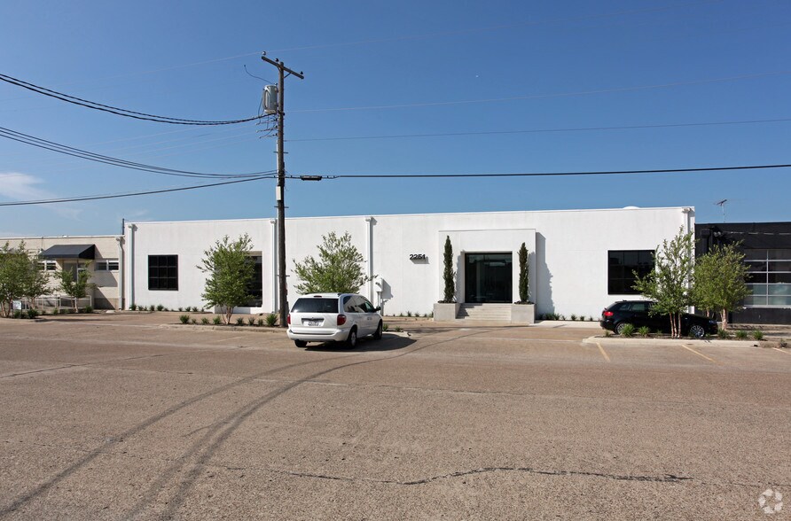 2251 Vantage St, Dallas, TX à louer - Photo de l’immeuble – Image 1 sur 9