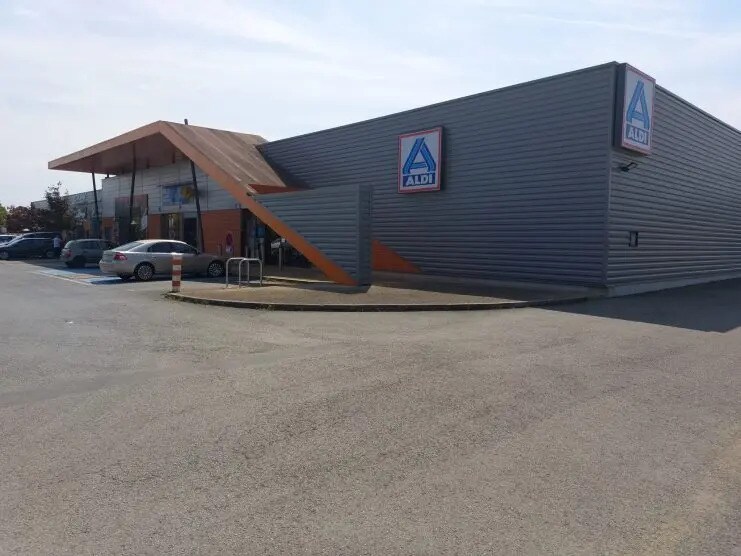 Local commercial dans Vouillé à louer - Photo de l’immeuble – Image 2 sur 4