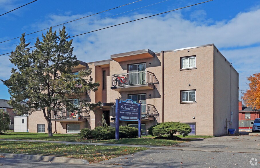 70 Orchard View Blvd, Oshawa, ON à vendre - Photo de l’immeuble – Image 2 sur 13
