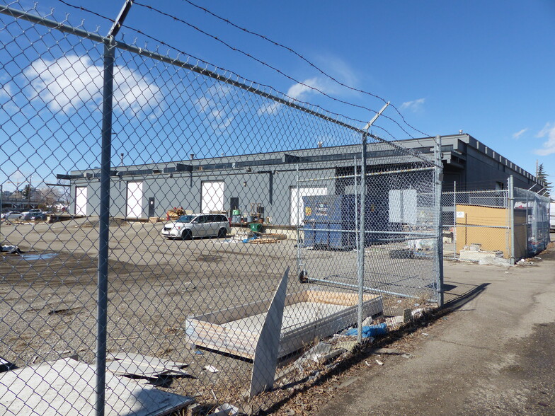 423-427 58th Ave SE, Calgary, AB à louer - Photo de l’immeuble – Image 2 sur 4